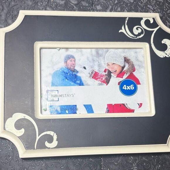 New! 4 x 6 Black Mainstays Picture Frame - Picture 2 of 3
